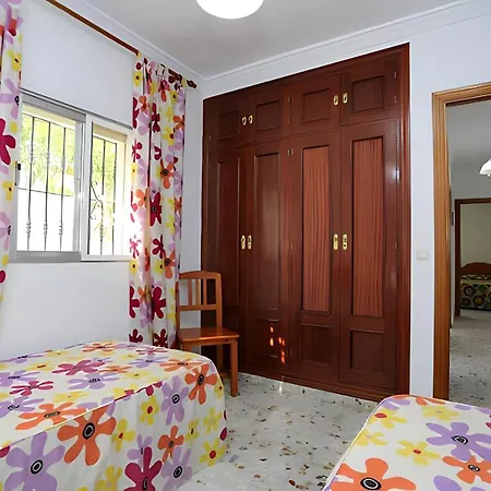 Familiar Con Piscina Privada Y Jardin