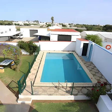 Familiar Con Piscina Privada Y Jardin