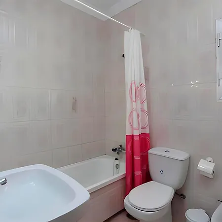 Familiar Con Piscina Privada Y Jardin